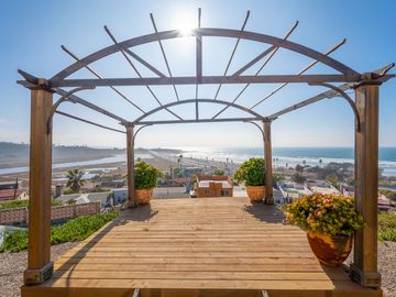 Stunning Coastal Retreat with Panoramic Ocean Views and Independent Guest Casita