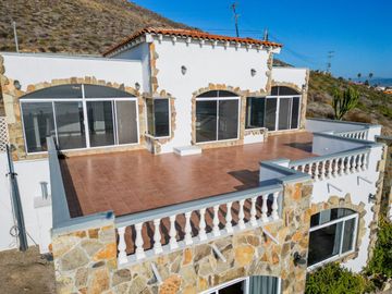 Stunning Coastal Retreat with Panoramic Ocean Views and Independent Guest Casita