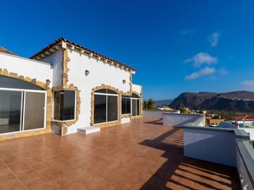 Stunning Coastal Retreat with Panoramic Ocean Views and Independent Guest Casita