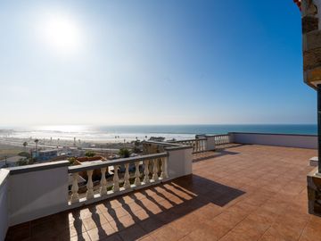 Stunning Coastal Retreat with Panoramic Ocean Views and Independent Guest Casita
