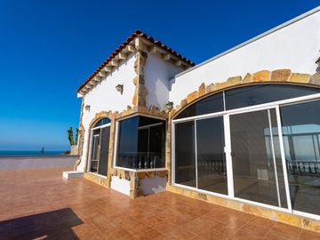 Stunning Coastal Retreat with Panoramic Ocean Views and Independent Guest Casita
