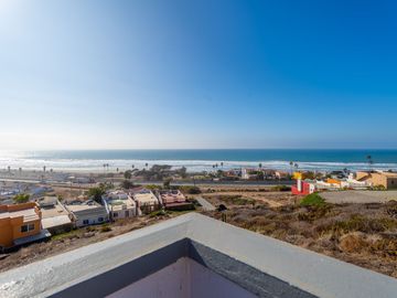 Stunning Coastal Retreat with Panoramic Ocean Views and Independent Guest Casita