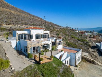 Stunning Coastal Retreat with Panoramic Ocean Views and Independent Guest Casita