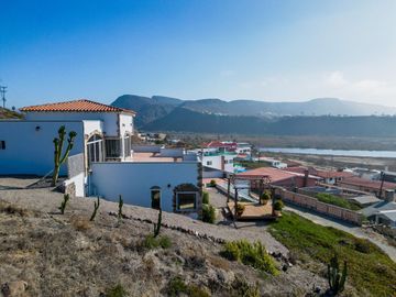 Stunning Coastal Retreat with Panoramic Ocean Views and Independent Guest Casita