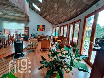 VENDO GRAN CASA COMUNA LA REINA