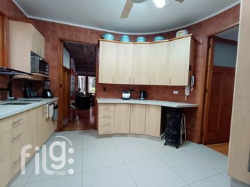 VENDO GRAN CASA COMUNA LA REINA