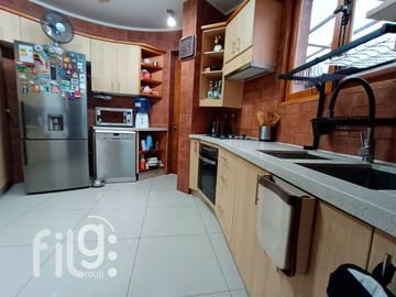 VENDO GRAN CASA COMUNA LA REINA