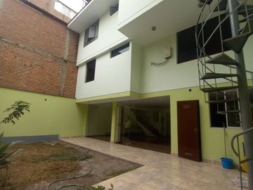 LINDA CASA DE 3 PISOS CON 7 DORMITORIOS, 03 COCHERAS, URB. MANGOMARCA SJL