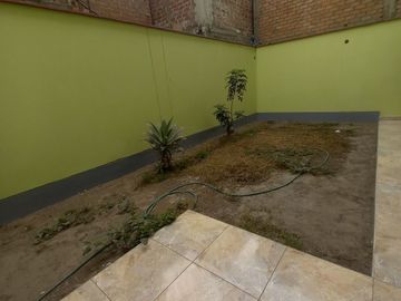 LINDA CASA DE 3 PISOS CON 7 DORMITORIOS, 03 COCHERAS, URB. MANGOMARCA SJL