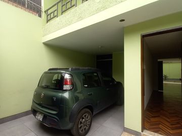 LINDA CASA DE 3 PISOS CON 7 DORMITORIOS, 03 COCHERAS, URB. MANGOMARCA SJL