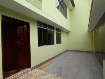 LINDA CASA DE 3 PISOS CON 7 DORMITORIOS, 03 COCHERAS, URB. MANGOMARCA SJL