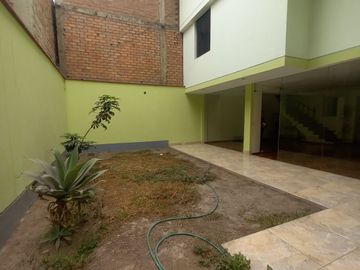 LINDA CASA DE 3 PISOS CON 7 DORMITORIOS, 03 COCHERAS, URB. MANGOMARCA SJL