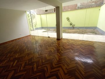 LINDA CASA DE 3 PISOS CON 7 DORMITORIOS, 03 COCHERAS, URB. MANGOMARCA SJL