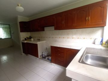 LINDA CASA DE 3 PISOS CON 7 DORMITORIOS, 03 COCHERAS, URB. MANGOMARCA SJL