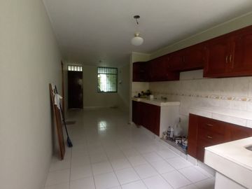 LINDA CASA DE 3 PISOS CON 7 DORMITORIOS, 03 COCHERAS, URB. MANGOMARCA SJL