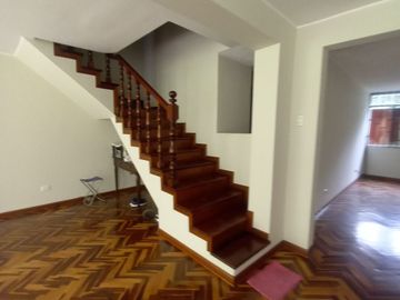 LINDA CASA DE 3 PISOS CON 7 DORMITORIOS, 03 COCHERAS, URB. MANGOMARCA SJL
