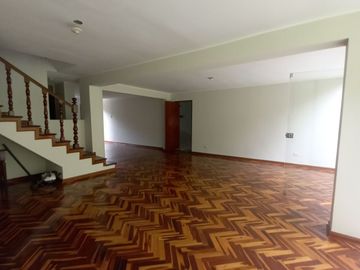 LINDA CASA DE 3 PISOS CON 7 DORMITORIOS, 03 COCHERAS, URB. MANGOMARCA SJL
