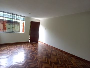 LINDA CASA DE 3 PISOS CON 7 DORMITORIOS, 03 COCHERAS, URB. MANGOMARCA SJL