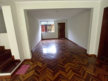 LINDA CASA DE 3 PISOS CON 7 DORMITORIOS, 03 COCHERAS, URB. MANGOMARCA SJL