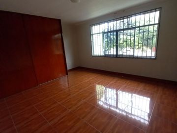 LINDA CASA DE 3 PISOS CON 7 DORMITORIOS, 03 COCHERAS, URB. MANGOMARCA SJL