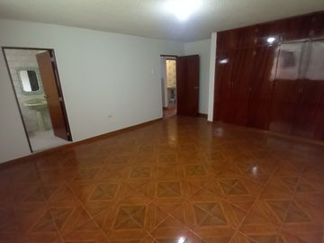 LINDA CASA DE 3 PISOS CON 7 DORMITORIOS, 03 COCHERAS, URB. MANGOMARCA SJL