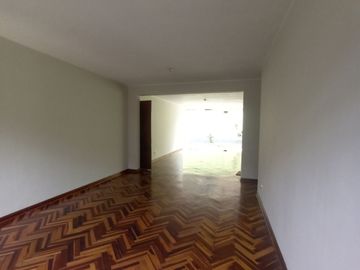 LINDA CASA DE 3 PISOS CON 7 DORMITORIOS, 03 COCHERAS, URB. MANGOMARCA SJL