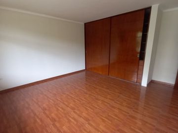 LINDA CASA DE 3 PISOS CON 7 DORMITORIOS, 03 COCHERAS, URB. MANGOMARCA SJL