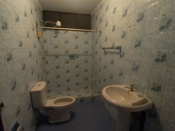LINDA CASA DE 3 PISOS CON 7 DORMITORIOS, 03 COCHERAS, URB. MANGOMARCA SJL