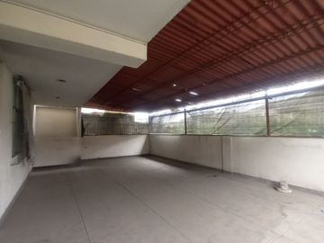 LINDA CASA DE 3 PISOS CON 7 DORMITORIOS, 03 COCHERAS, URB. MANGOMARCA SJL