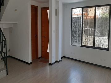 CONOCOTO, cómoda casa a estrenar, de 2 departamentos, total 5 dormitorios, 2 estacionamientos