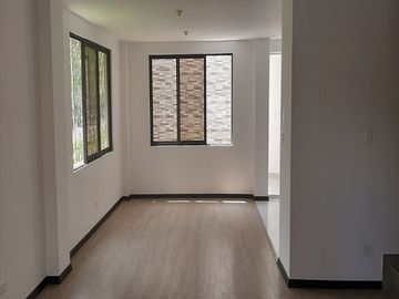 CONOCOTO, cómoda casa a estrenar, de 2 departamentos, total 5 dormitorios, 2 estacionamientos