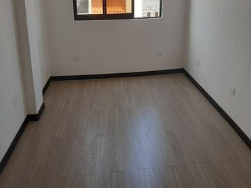 CONOCOTO, cómoda casa a estrenar, de 2 departamentos, total 5 dormitorios, 2 estacionamientos