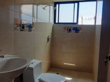 CONOCOTO, cómoda casa a estrenar, de 2 departamentos, total 5 dormitorios, 2 estacionamientos