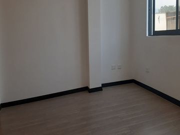 CONOCOTO, cómoda casa a estrenar, de 2 departamentos, total 5 dormitorios, 2 estacionamientos