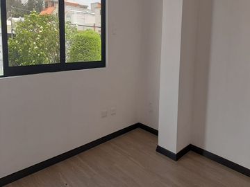 CONOCOTO, cómoda casa a estrenar, de 2 departamentos, total 5 dormitorios, 2 estacionamientos