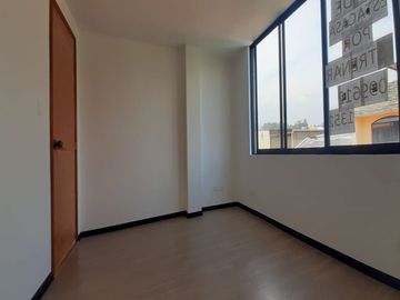 CONOCOTO, cómoda casa a estrenar, de 2 departamentos, total 5 dormitorios, 2 estacionamientos