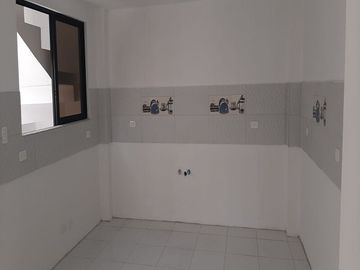 CONOCOTO, cómoda casa a estrenar, de 2 departamentos, total 5 dormitorios, 2 estacionamientos