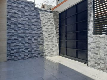 CONOCOTO, cómoda casa a estrenar, de 2 departamentos, total 5 dormitorios, 2 estacionamientos