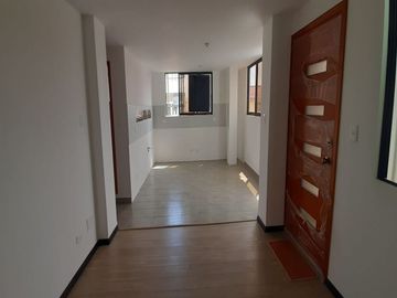 CONOCOTO, cómoda casa a estrenar, de 2 departamentos, total 5 dormitorios, 2 estacionamientos