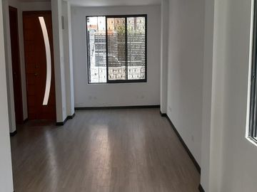 CONOCOTO, cómoda casa a estrenar, de 2 departamentos, total 5 dormitorios, 2 estacionamientos
