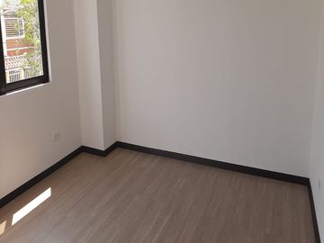 CONOCOTO, cómoda casa a estrenar, de 2 departamentos, total 5 dormitorios, 2 estacionamientos