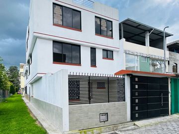 CONOCOTO, cómoda casa a estrenar, de 2 departamentos, total 5 dormitorios, 2 estacionamientos