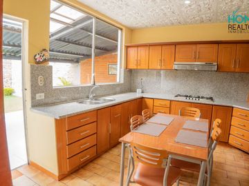 HERMOSA CASA CON EXTENSA AREA VERDE