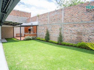 HERMOSA CASA CON EXTENSA AREA VERDE