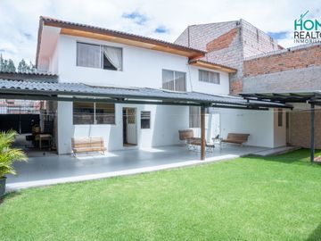 HERMOSA CASA CON EXTENSA AREA VERDE