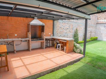 HERMOSA CASA CON EXTENSA AREA VERDE