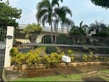 For SALE  Elegant house in Dasma Village Makati