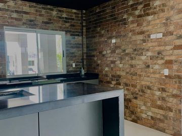RESIDENCIAL EQUIPADA CON IMPRESIONANTES VISTAS A LAS MONTAÑAS