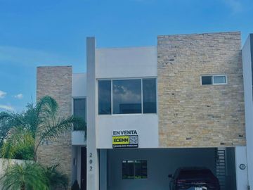 RESIDENCIAL EQUIPADA CON IMPRESIONANTES VISTAS A LAS MONTAÑAS