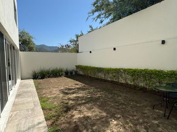 RESIDENCIAL EQUIPADA CON IMPRESIONANTES VISTAS A LAS MONTAÑAS